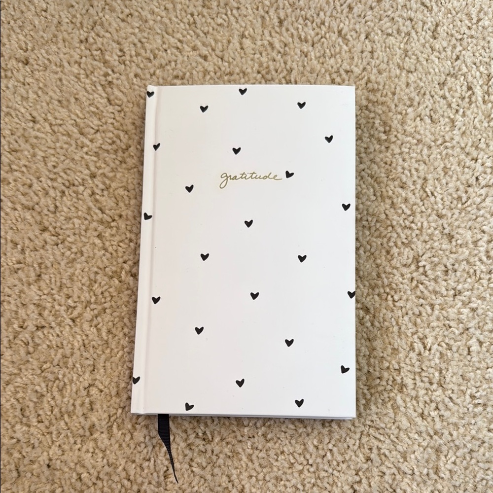 NWOT White and Black Heart Pattern Office Notebook